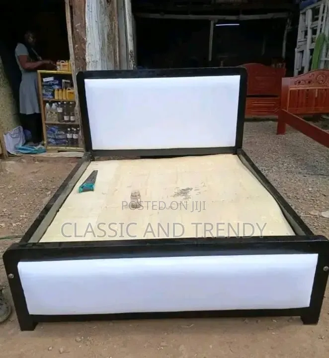 5x6 White Fabric and Black Frame Mocket Bed