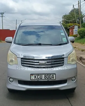 Toyota Noah 2.0 158hp FWD (8 Seater) 2012 Silver