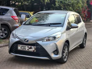 Toyota Vitz 2017 Silver