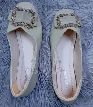 Sandiex Beige Square-Toe Flat Shoes With Comfortable Flat Heel