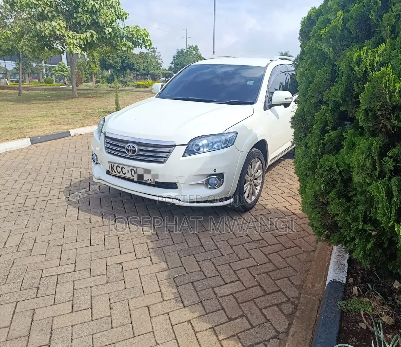 Toyota Vanguard 2010 White