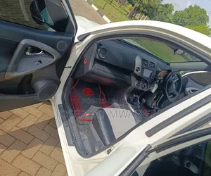 Toyota Vanguard 2010 White