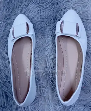 White Pointed-Toe Flat Doll Shoes Adorned With Structural Bow Metallic