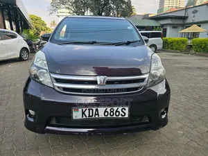 Toyota ISIS 2014 Orange