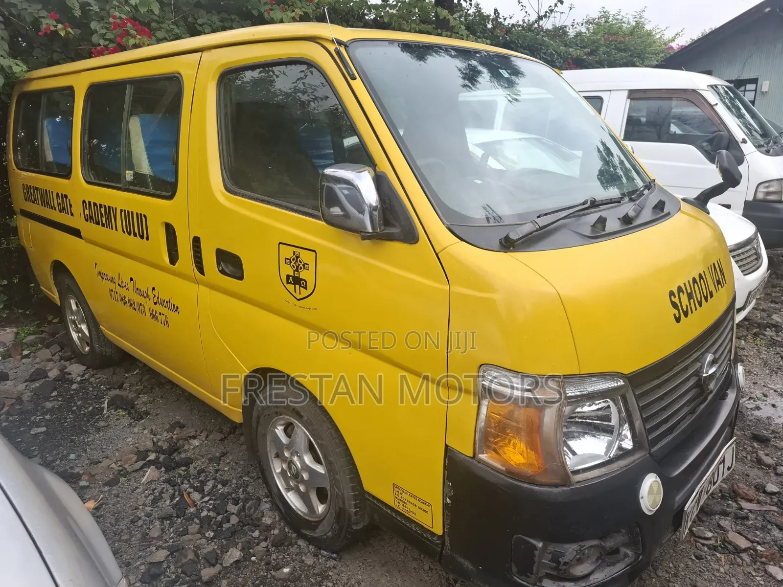Nissan Caravan (Urvan) 2012 Yellow