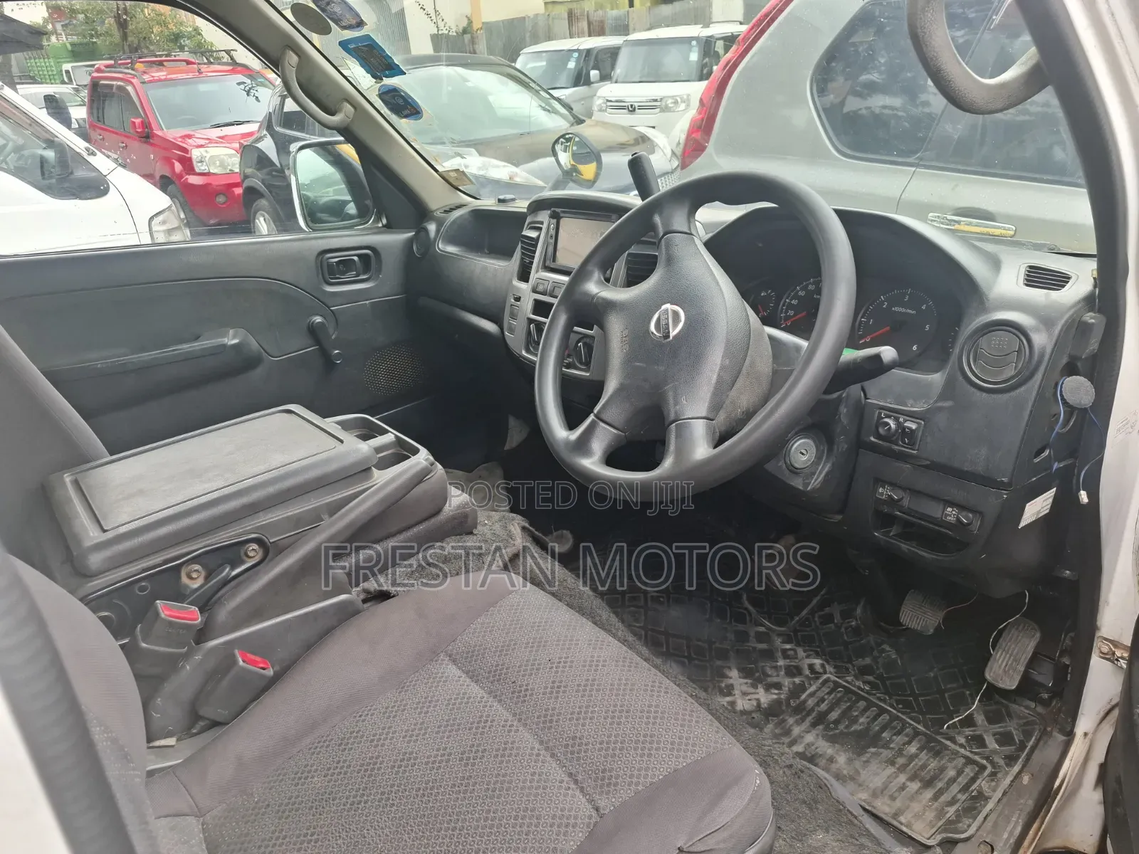 Nissan Caravan (Urvan) 2012 Yellow