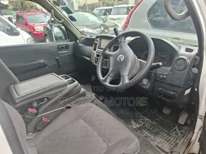 Nissan Caravan (Urvan) 2012 Yellow