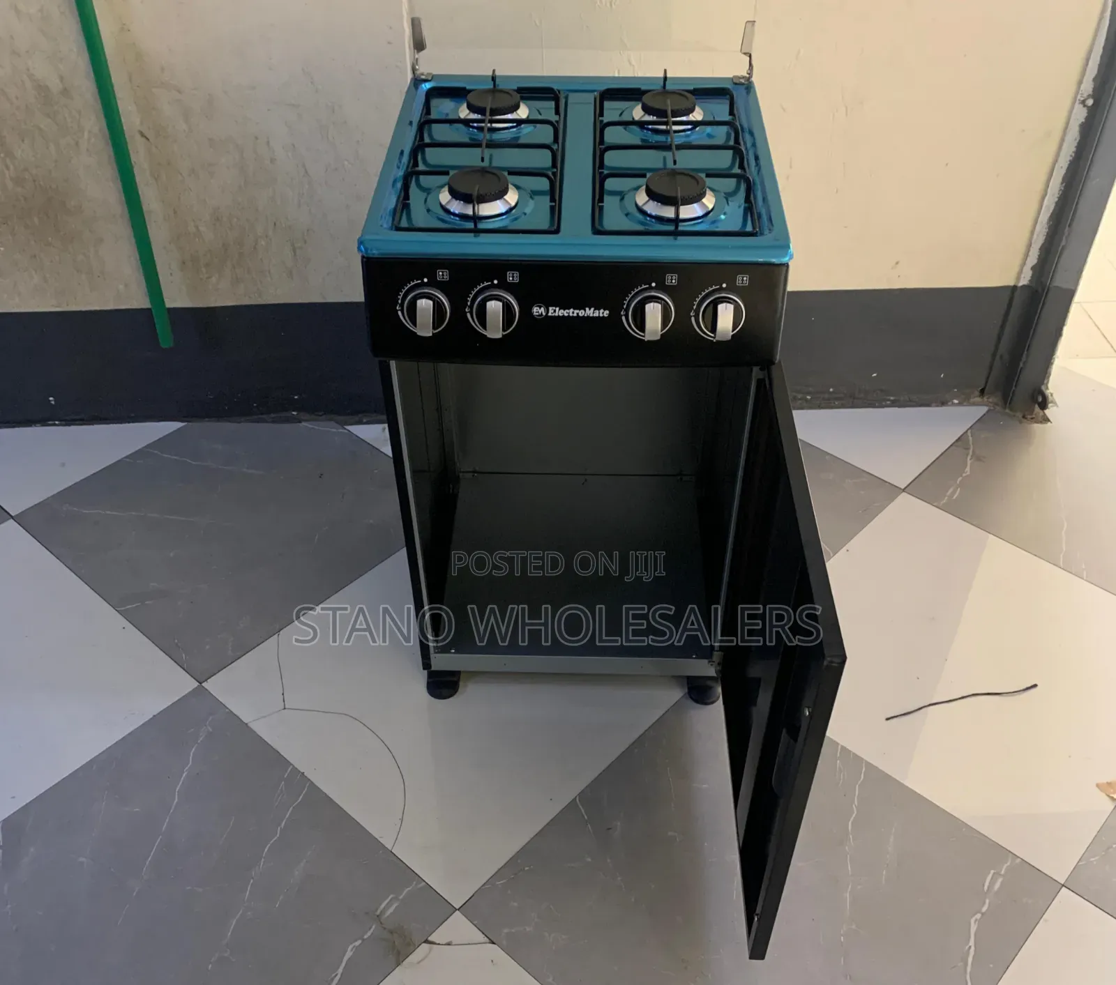 Standing Cooker With Shelves