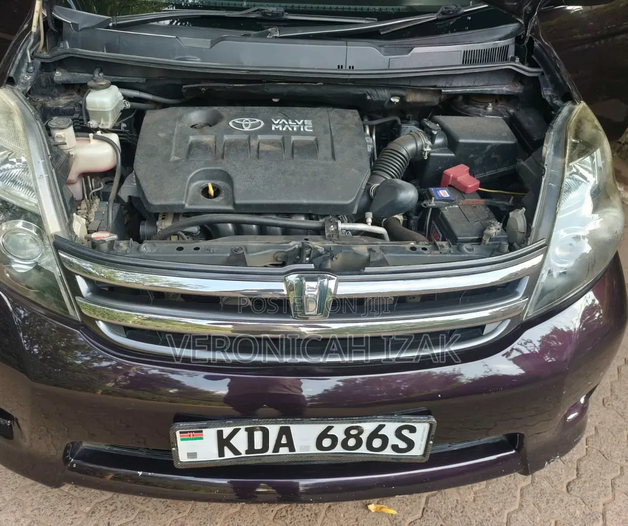 Toyota ISIS 2012 Burgundy
