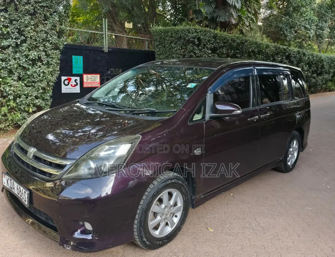 Toyota ISIS 2012 Burgundy