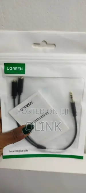UGREEN 3.5mm Male to 2 Female Audio Cable 20cm (Black)