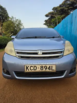 Toyota ISIS 2007 Blue