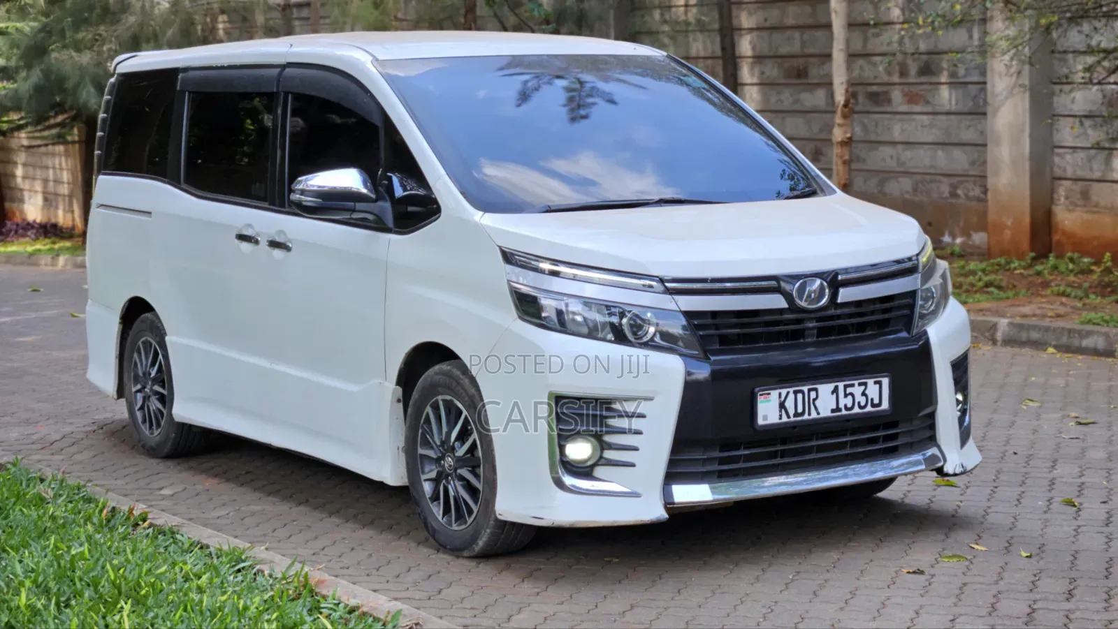 Toyota Voxy 2017 Pearl