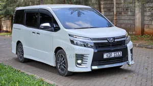 Toyota Voxy 2017 Pearl