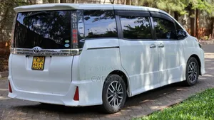 Toyota Voxy 2017 Pearl