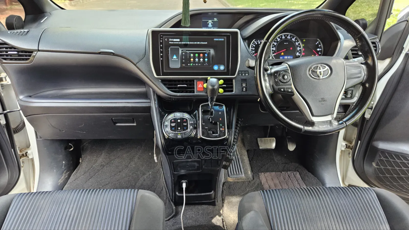 Toyota Voxy 2017 Pearl