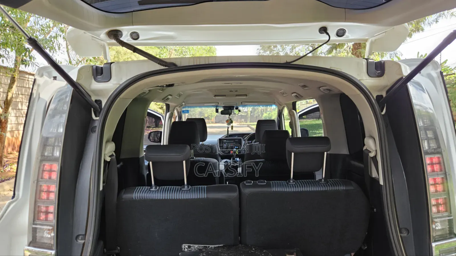Toyota Voxy 2017 Pearl