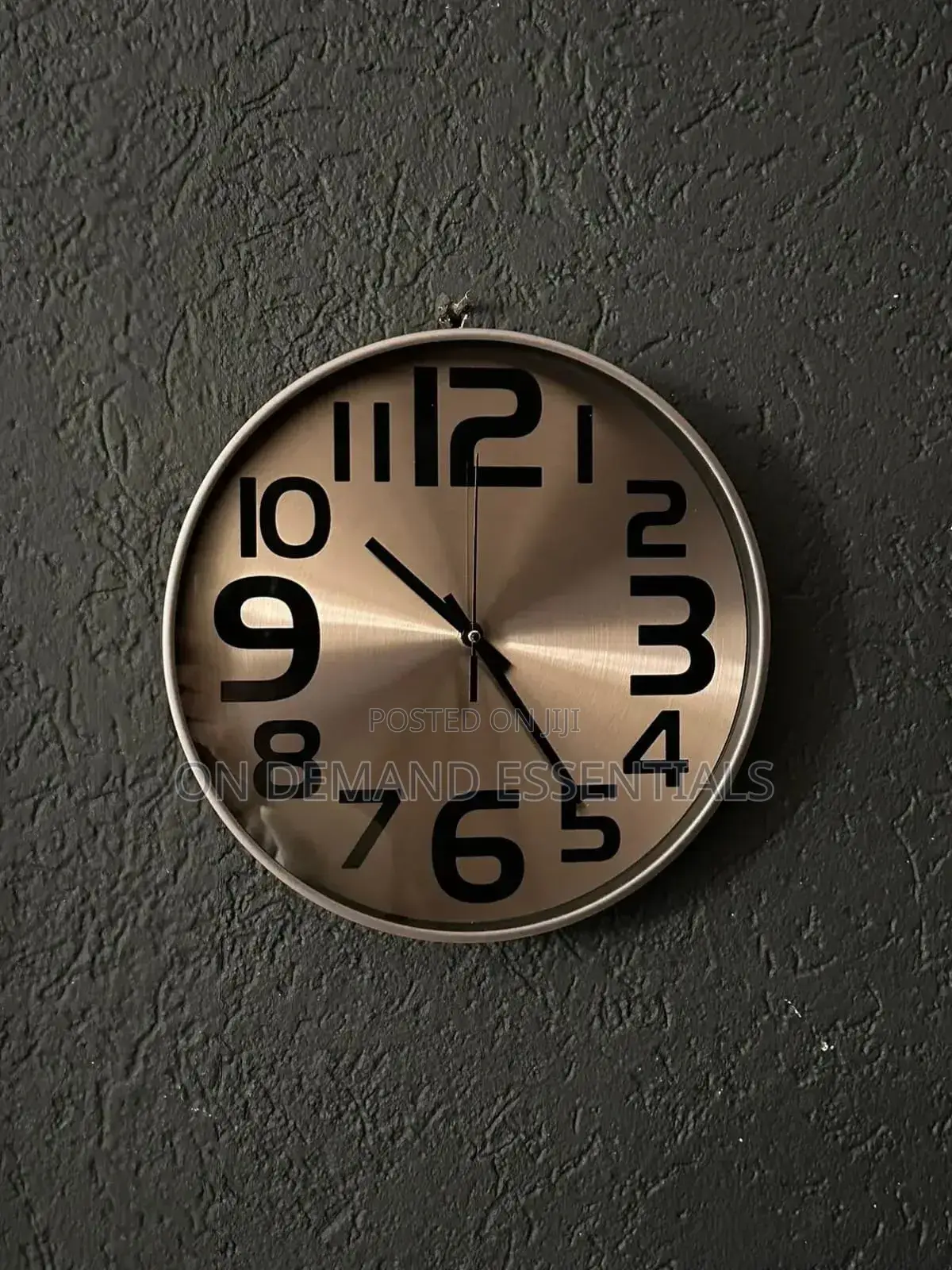 30cm Wall Clock With a Modern and Elegant Design