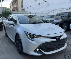 Toyota Corolla XLE (1.8L 4cyl 2A) 2018 White