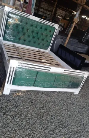 5x6 Green and White Mocket Bed