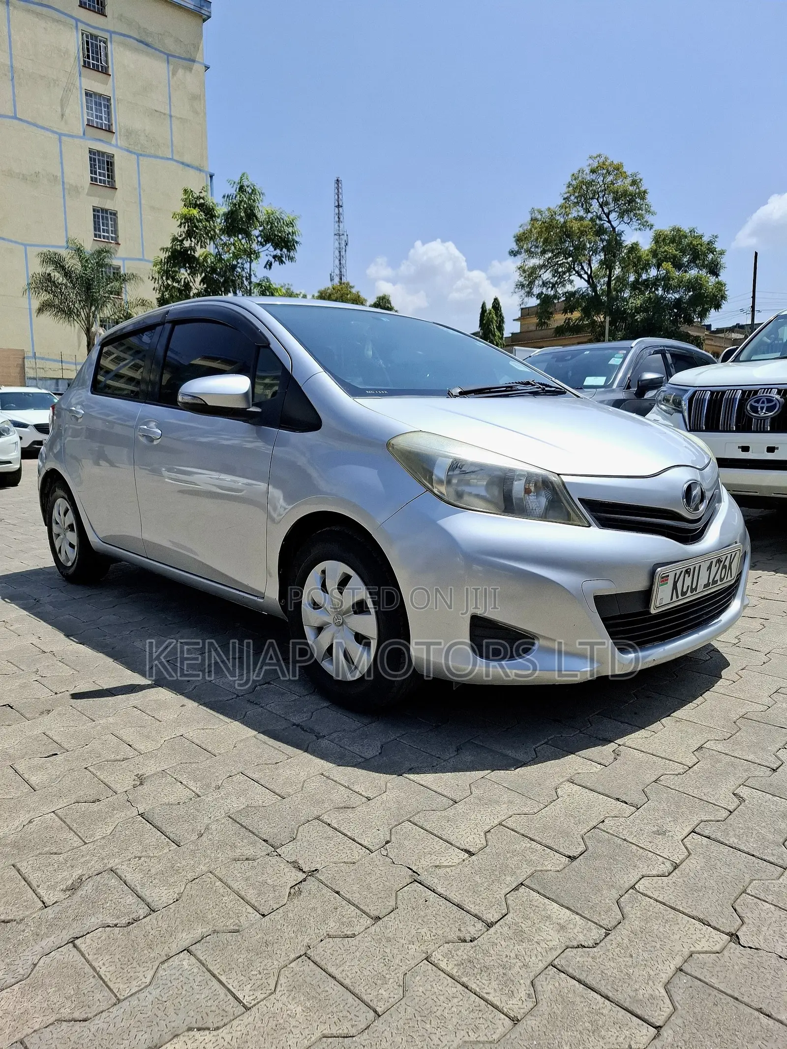 Toyota Vitz 2011 Silver