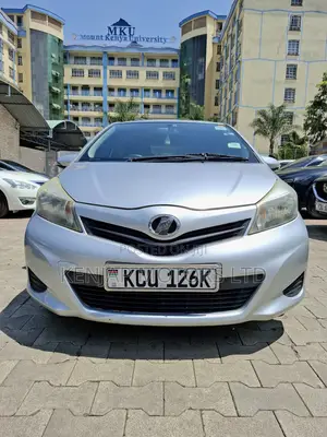 Toyota Vitz 2011 Silver