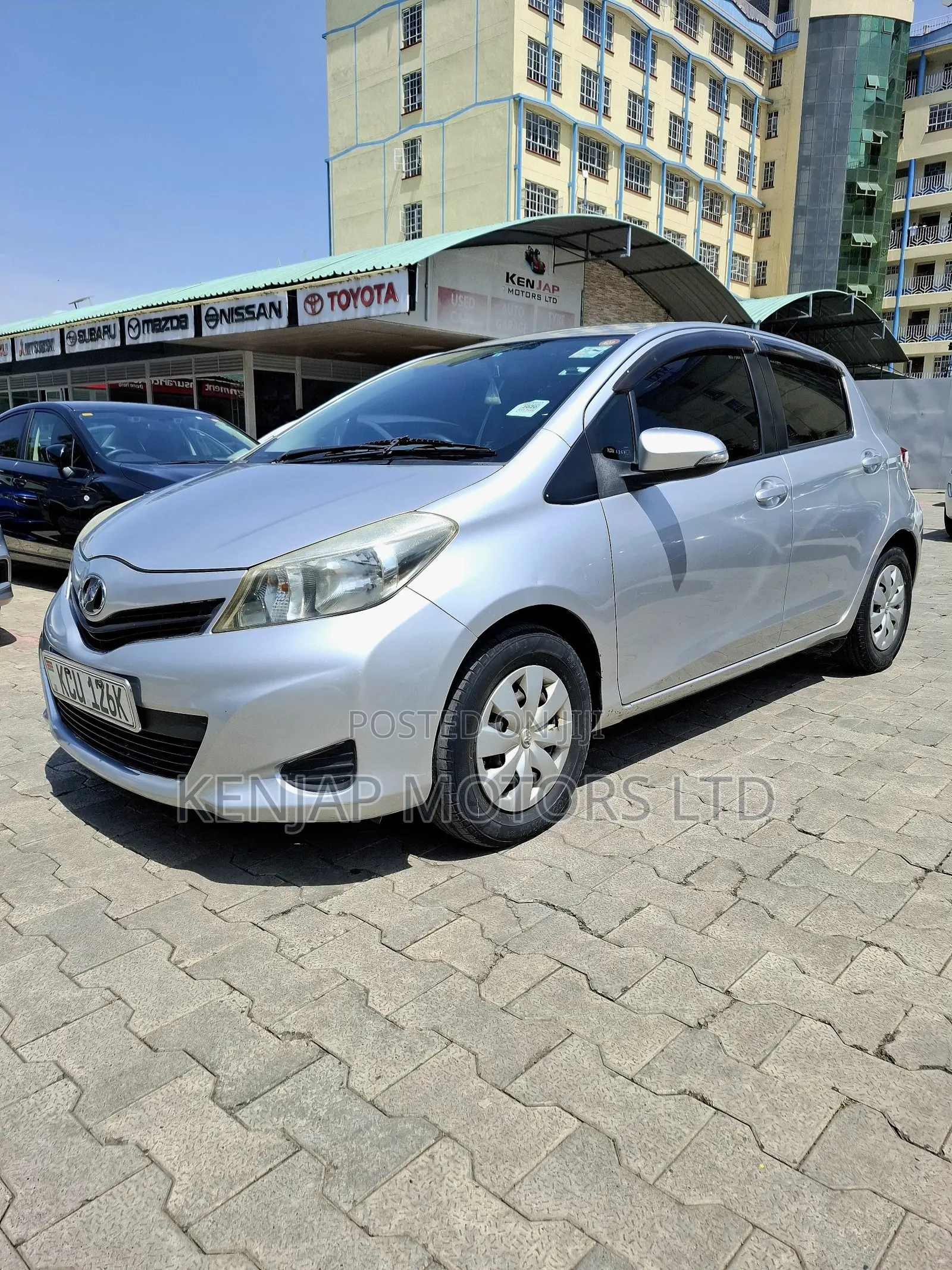 Toyota Vitz 2011 Silver