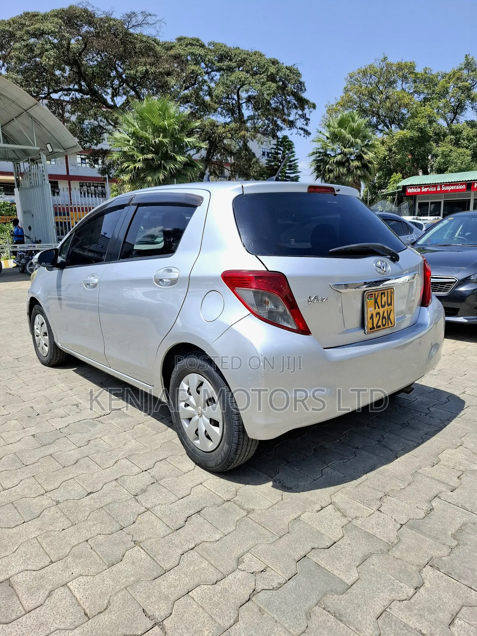 Toyota Vitz 2011 Silver