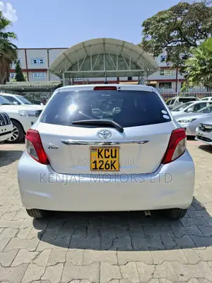 Toyota Vitz 2011 Silver
