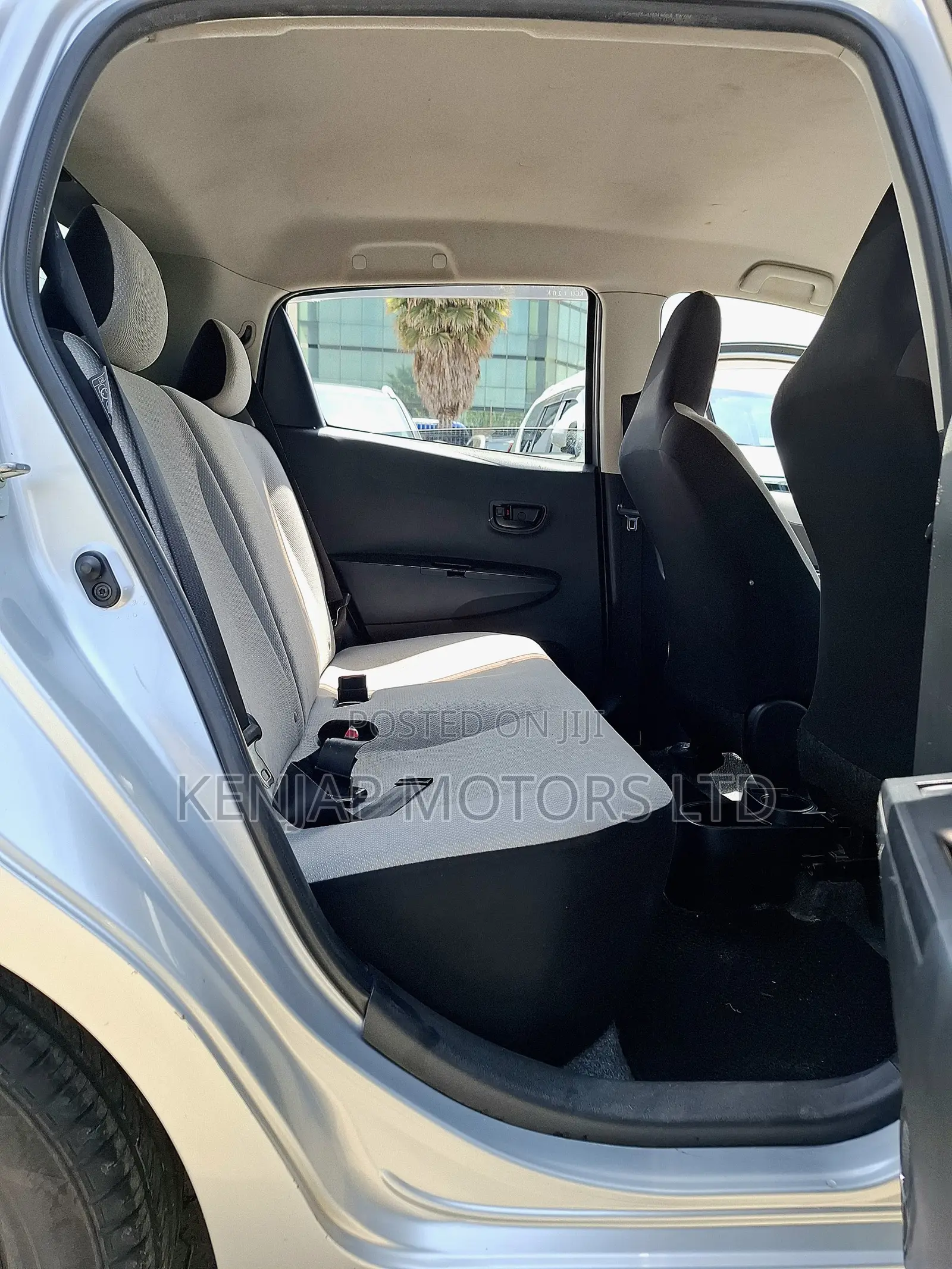 Toyota Vitz 2011 Silver