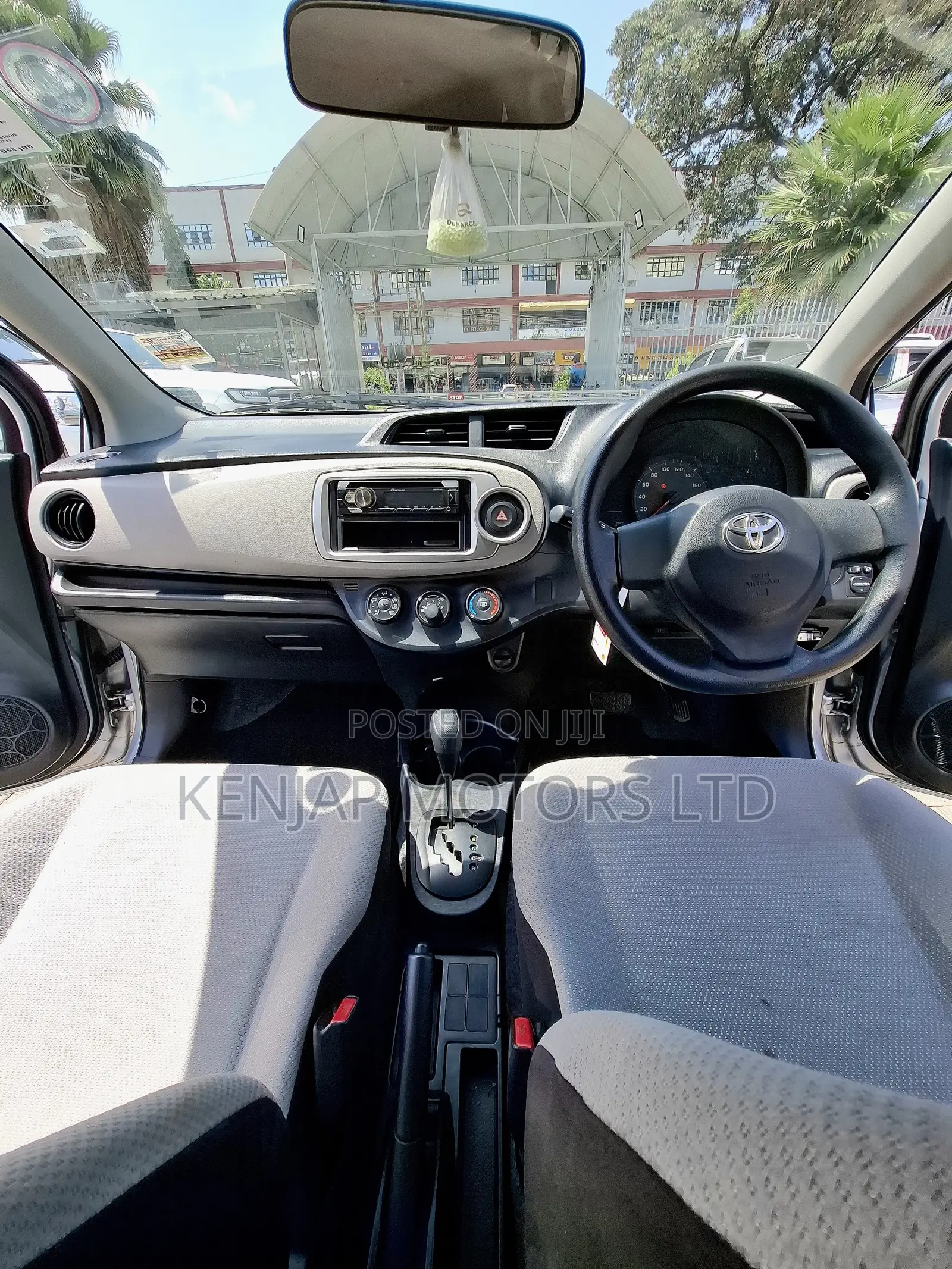 Toyota Vitz 2011 Silver