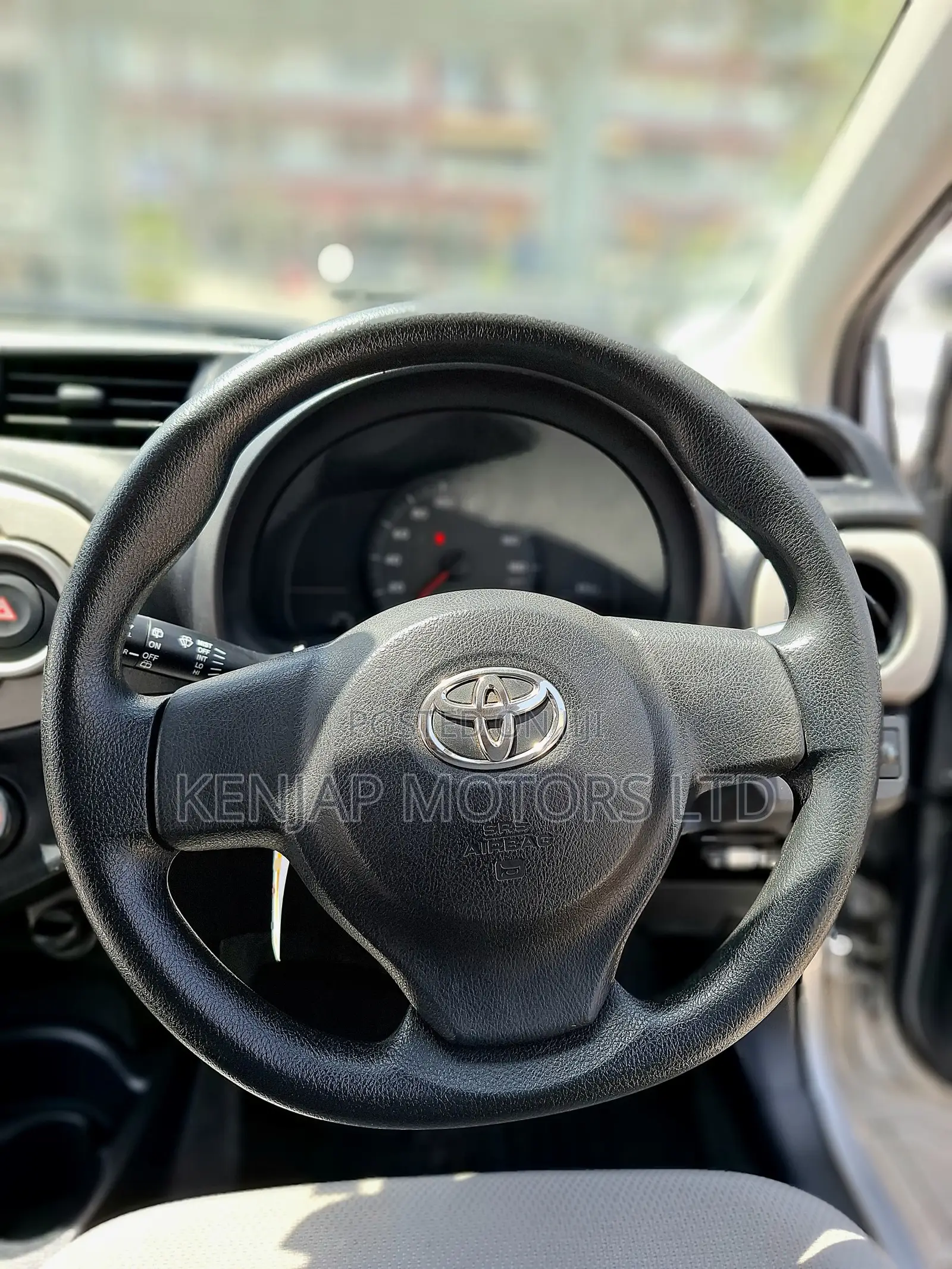 Toyota Vitz 2011 Silver