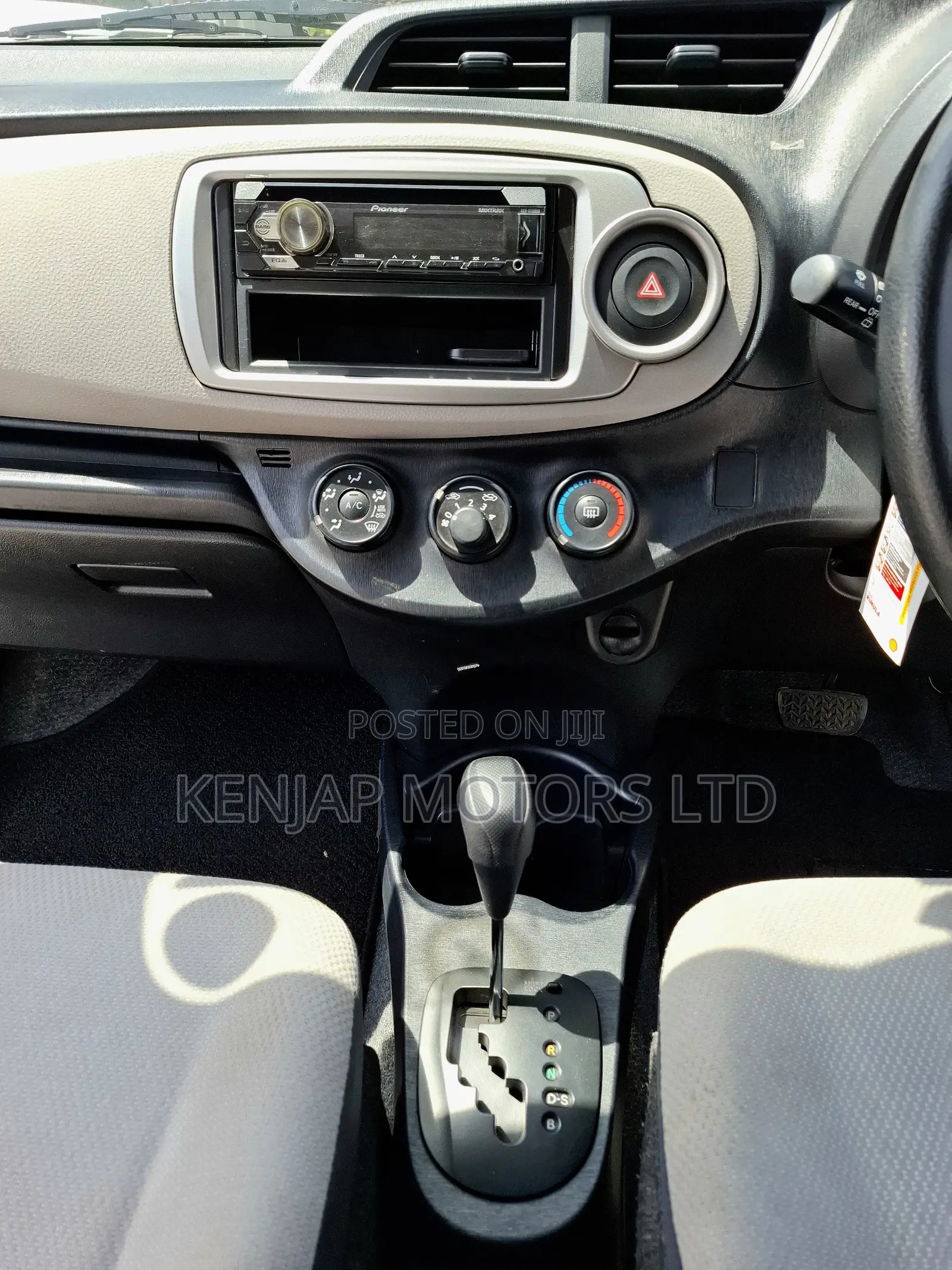 Toyota Vitz 2011 Silver