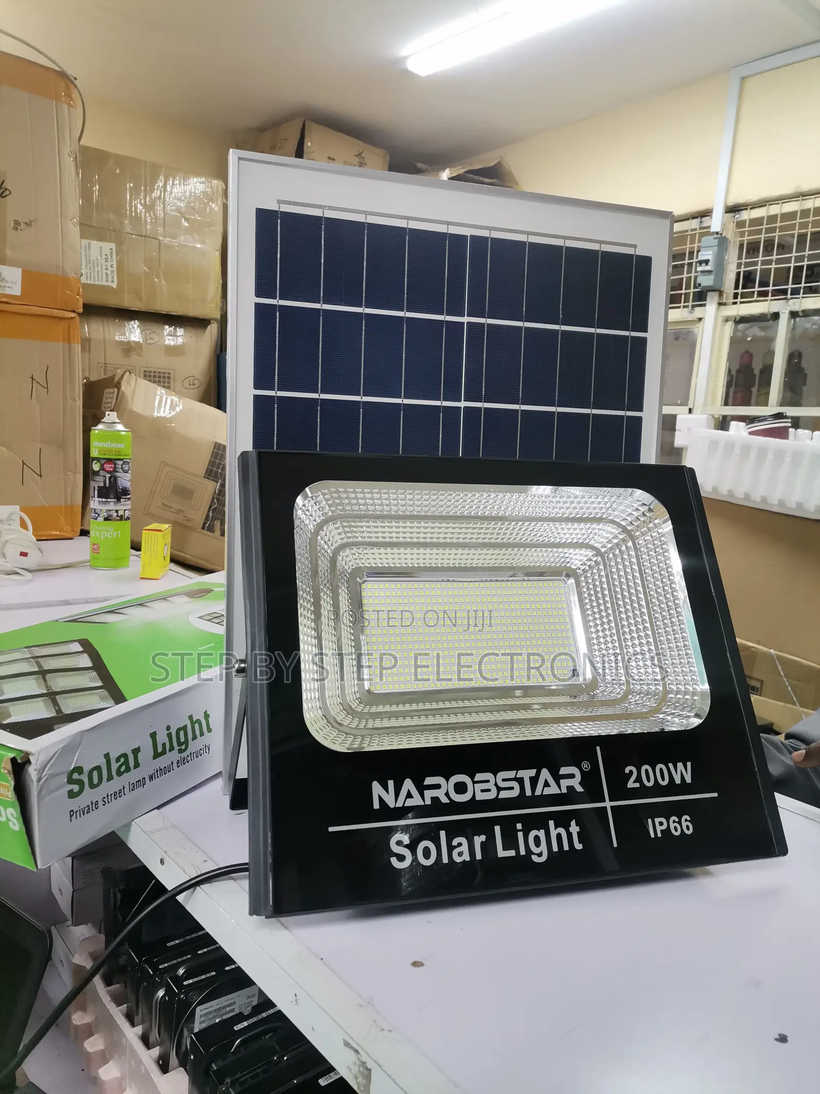 Low-Cost 200w Led Outdoor Solar Chargeable Flood-Light