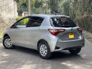 Toyota Vitz 2017 Silver