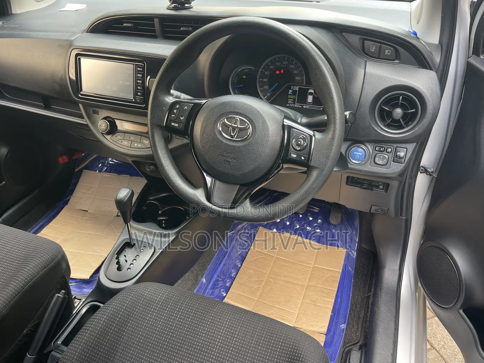 Toyota Vitz 2017 Silver