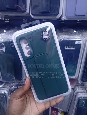 Samsung Galaxy S21 FE With a Hand Grip Strap:casing