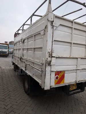 Isuzu NMR 2010 White