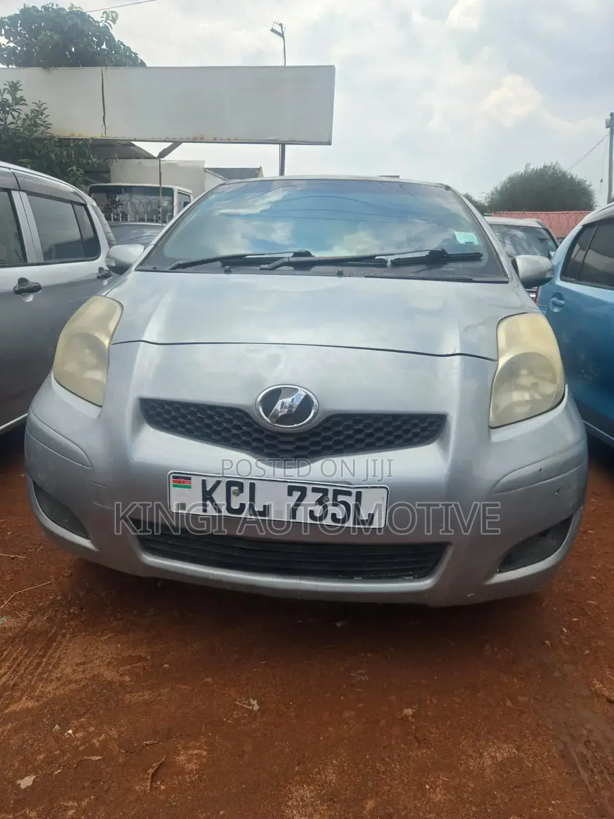 Toyota Vitz 2011 Silver