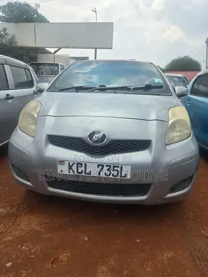 Toyota Vitz 2011 Silver