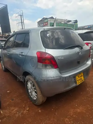 Toyota Vitz 2011 Silver