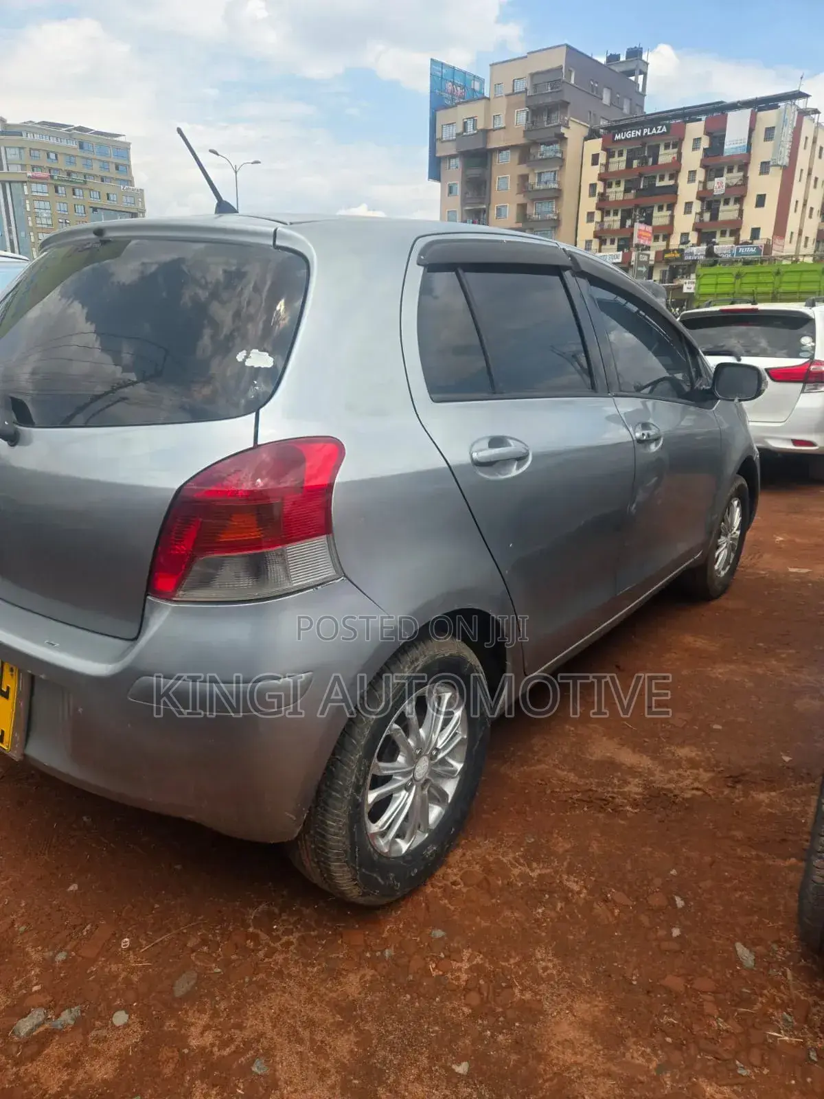 Toyota Vitz 2011 Silver