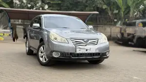 Subaru Outback 2.5i Limited 2011 Gold