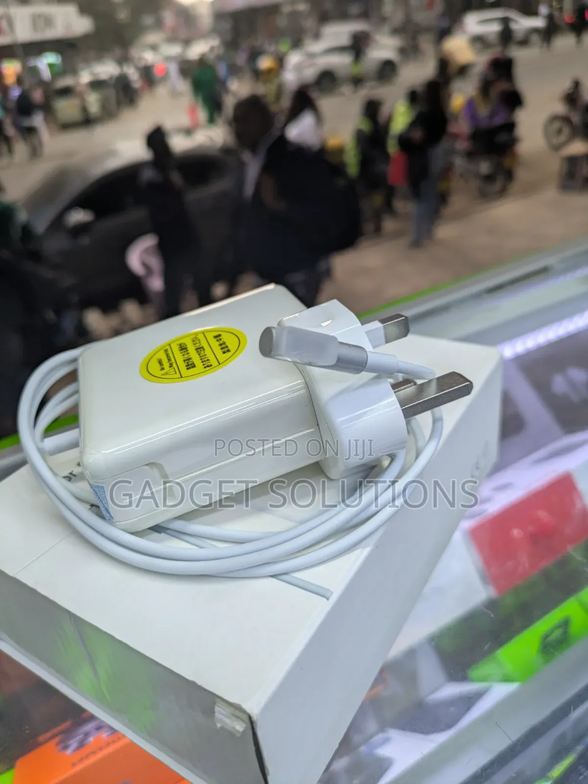 MacBook Charger (85watts)
