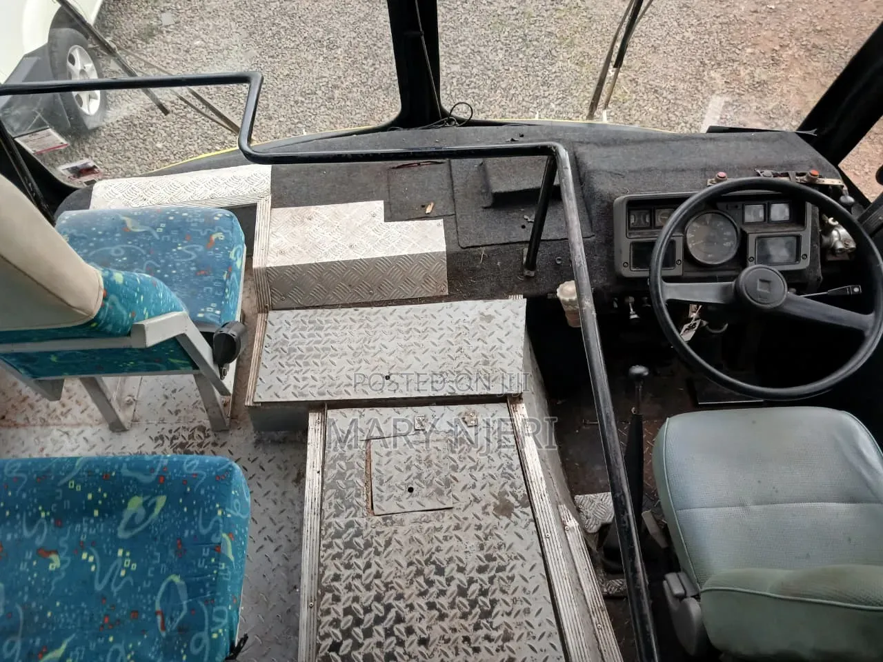 Isuzu Executive Bus 2004 Yellow