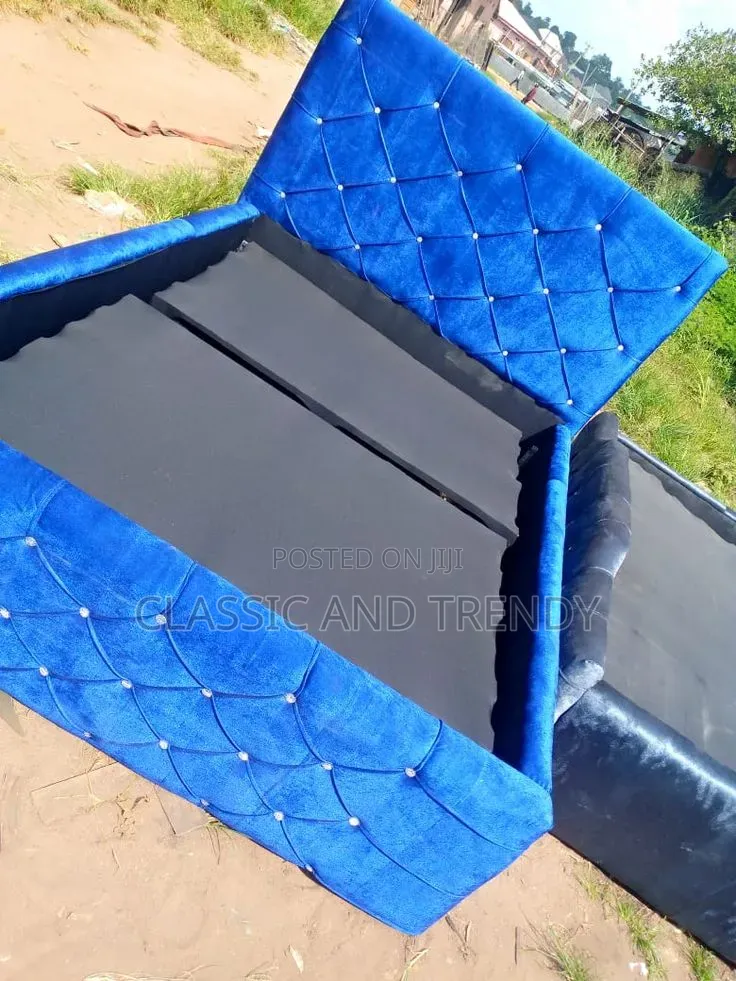 5x6 Vibrant Blue Chester Bed