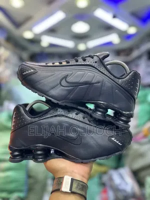 Nike Shox R4“ Triple Black “
Quality Leather 
Size 40-45
