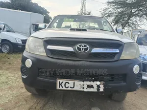 Toyota Hilux 2010 White