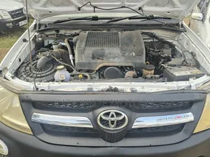 Toyota Hilux 2010 White