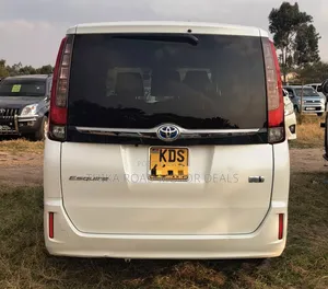 Toyota Esquire 2017 White